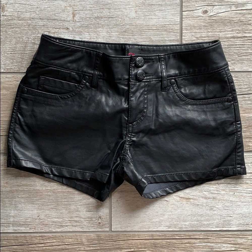 2n bebe FAUX leather shorts pleather black